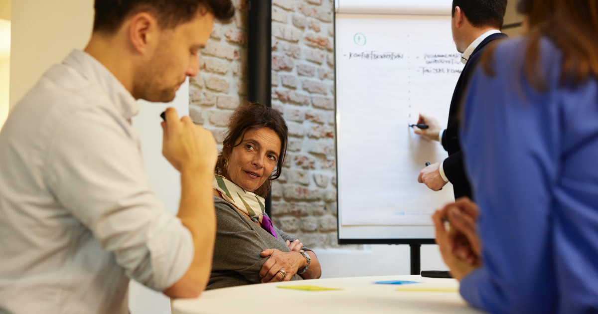 Teilnehmende diskutieren Ergebnisse des Führungskräftetrainings